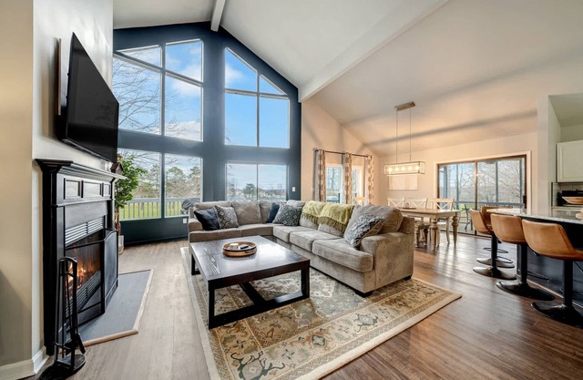 King Beds with Hot Tub, Arcade & Golf Course View