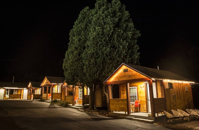King Hendrick Motel