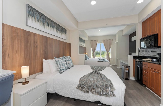 King + Queen, Spacious Studio Near Universal