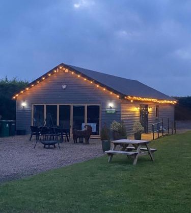 King Richard's Luxury Lodge - Sleeps up to 8, Dog Friendly, Near Sherwood Forest at Fairview Farm in Nottingham set in 88 acres and great for Groups, Family Gatherings & Corporate events