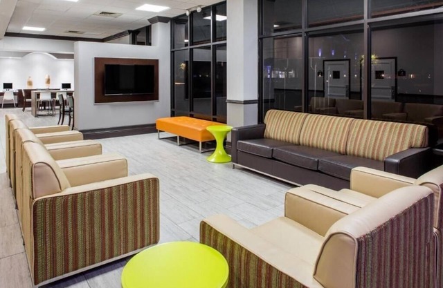 King Room Near Waffle House ORL