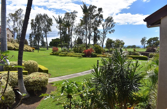 KING SIZE BED, SOLAR HEATED POOLS/SPAS, OCEAN VIEWS
