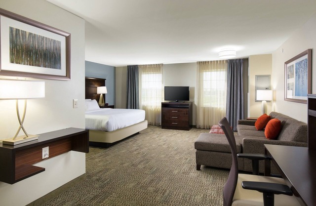 King Studio. Free Breakfast Buffet. Pool & Gym Access.