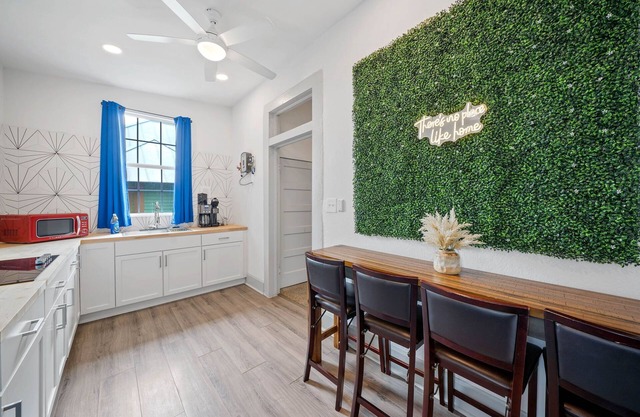King Suite 30+ Day Stay l Near Downtown & Airport