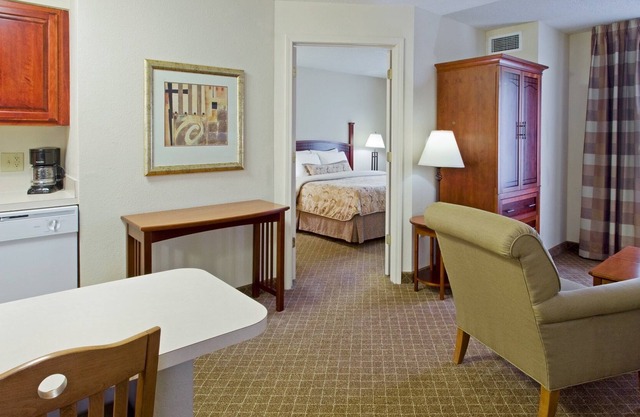 King Suite. Free Breakfast Buffet. Pool. 20 Minutes to Princeton.