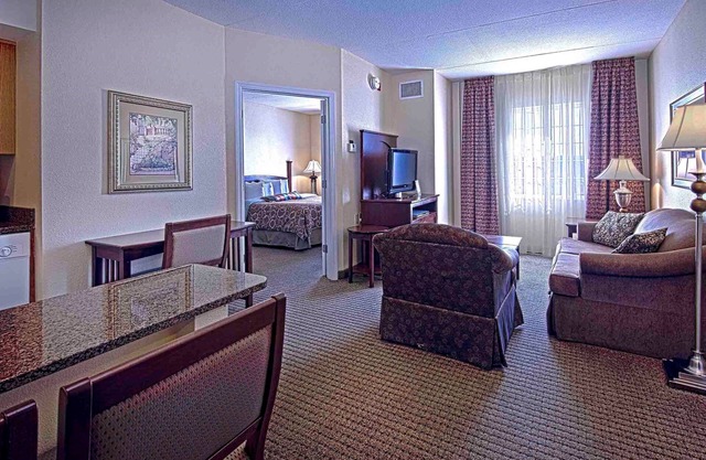 King Suite Near CHA | Free Breakfast Buffet, Pool, Gym.