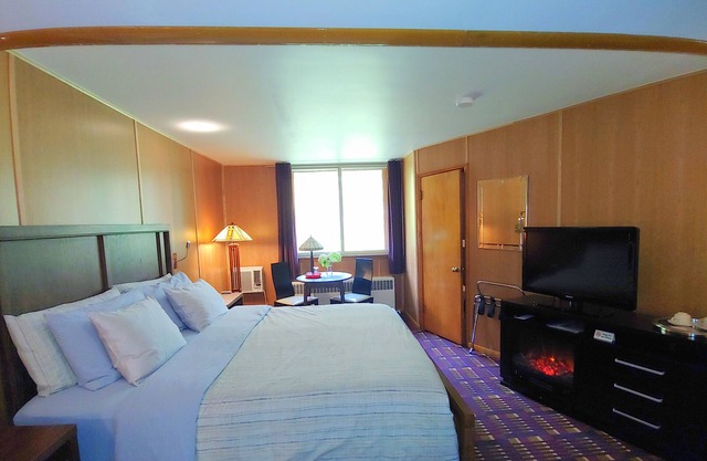 King Suite - Soaking Tub and Fireplace