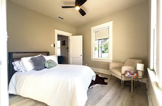 King William Charm 2-bedroom house in welcoming San Antonio with AC