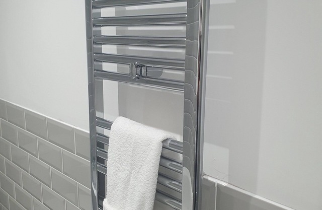 Kingbeds in London Townhouse Sleep UP to 8