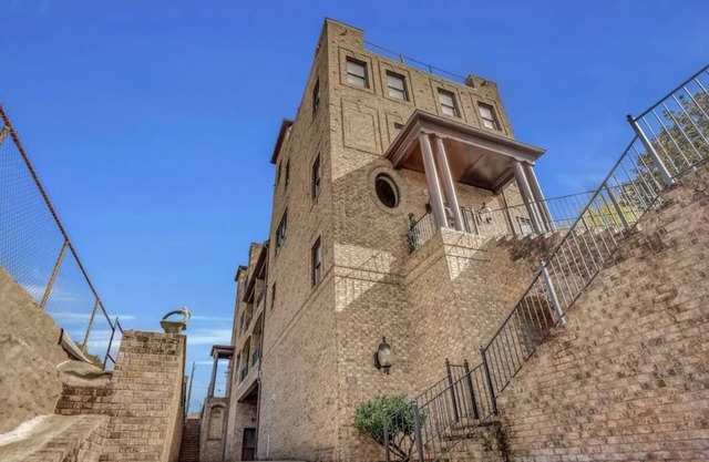 Kingdom house. Amazing rooftop with a panaramic view of the city and its skyline