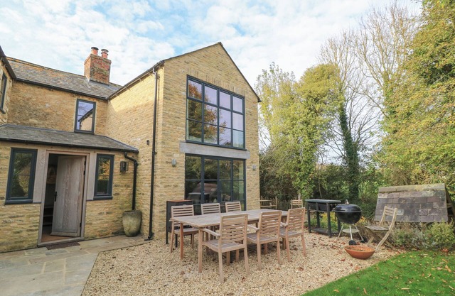 KINGFISHERS, pet friendly, luxury holiday cottage in Bampton