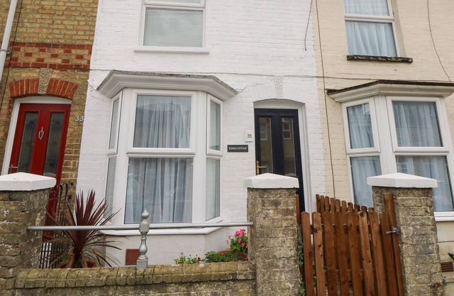 KINGS COTTAGE, family friendly, with a garden in Cowes