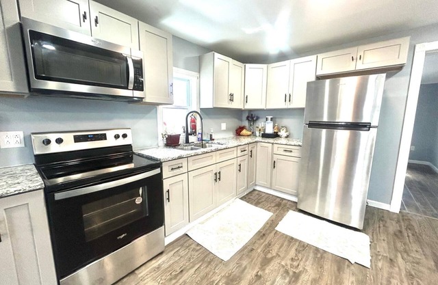 Kingston Downtown I Laundry Firepit 4 TVs Fireplace & ADA 1st floor w Shower