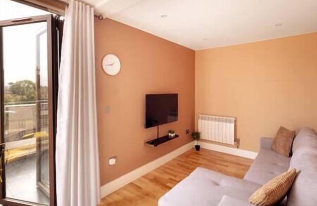 Kingston - Entire 1BR Penthouse - Terrace - Walk to Station