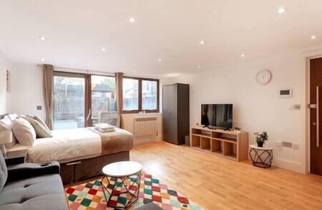 Kingston - Entire Studio Flat with Patio - Walk to Station