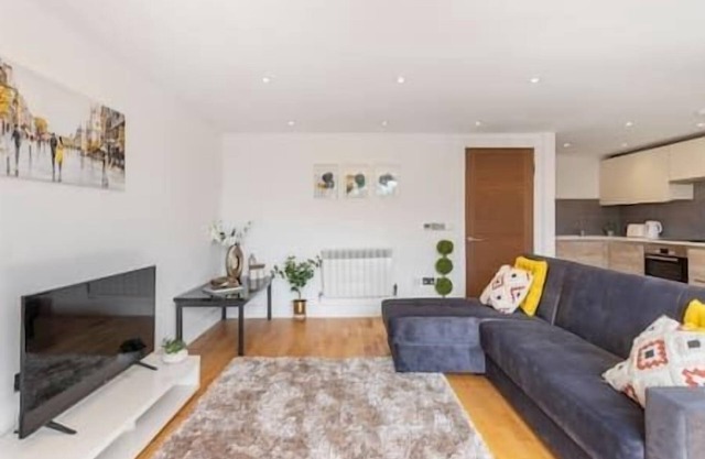 Kingston - Entire 2BR Flat with Terrace - Walk to Station