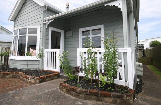 Kingwell Cottage - New Plymouth Holiday Home