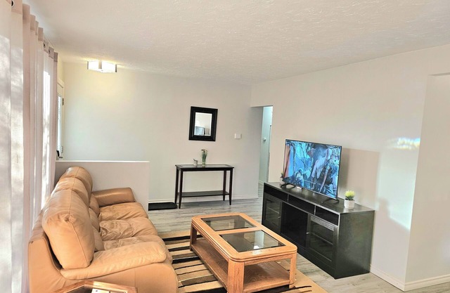 ✅Kirvia's retreat ✅ "Entire home" ✅ 8 minutes to West Edmonton Mall.✅