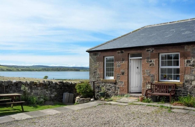 KITTIWAKE COTTAGE, BUDLE BAY, romantic, with open fire in Bamburgh