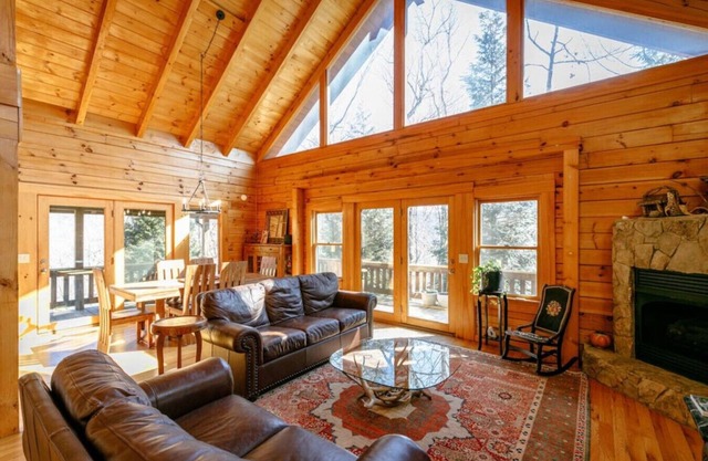 Kitty's Cabin - Hot tub! WiFi!