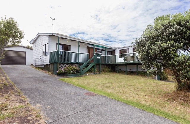 Kiwi Bach at Omaha - Omaha Holiday Home