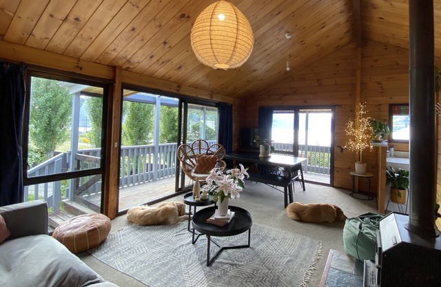 Kiwi Bach vibes, lake views, close to town