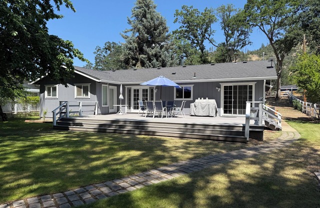 Klamath Riverfront Home - Fish Right from the Backyard!
