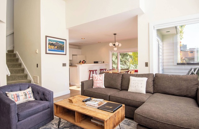Knob Hill Ridge Townhome 1 - Modern Decor Right in Downtown and Pet Friendly