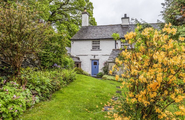 KNOTTS COTTAGE, pet friendly, with open fire in Windermere