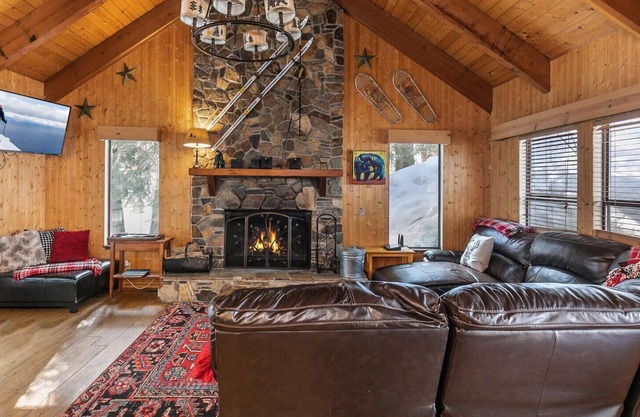 Knotty and Nice! 6BR Hot Tub, Hiking Trail, 10 Mins to Beach!