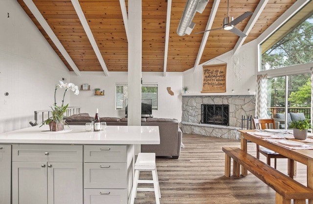 Knotty But Nice - Lake Retreat Near Yosemite