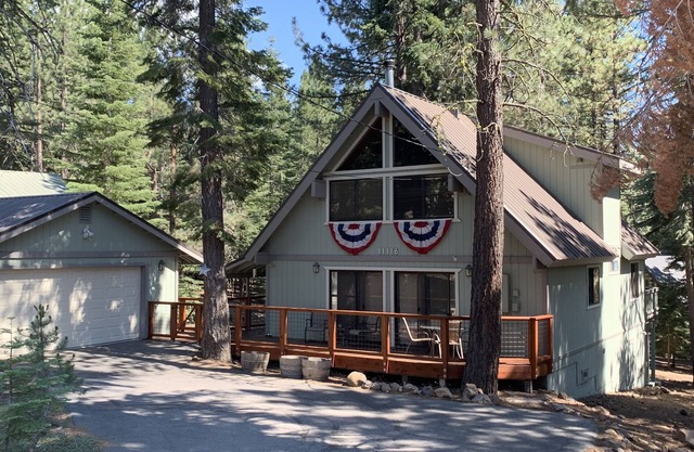 Knotty Pine Family Cabin (Tahoe Donner) - Dogs Welcome!