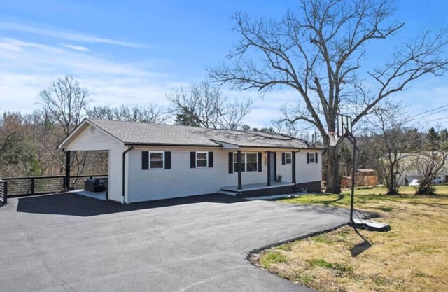 Knox Retreat ~ Cozy Home w/Outdoor Entertainment