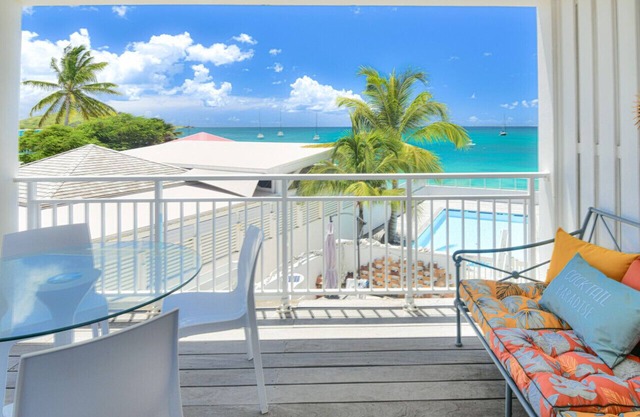 Kokonut, pool, oceanfront, Grand Case downtown, parking