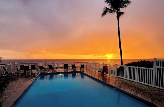 Kona 2-bedroom condo with oceanfront pool