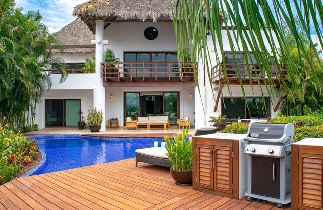 Kovay Gardens Resort Villa Steps away from the Ocean & Beach & PRIVATE POOL!