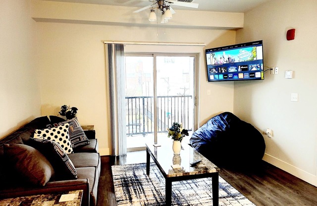 Kozy King w/Patio- 4th Floor - Heart of CWE (424)