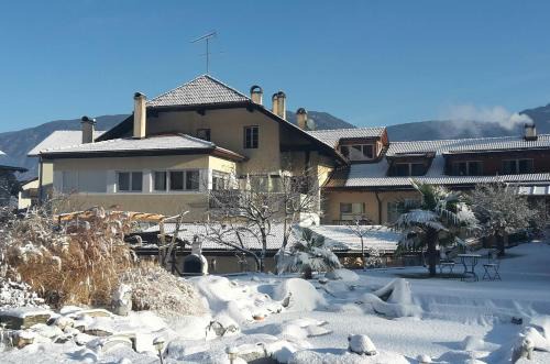 Kreuzwegerhof Nals Ferienwohnungen im Historischen Gutshof mit Natur-Pool-Oase bei Meran und Bozen