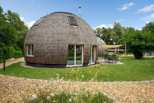Kugelhaus Eos - Sonnengeküsstes Ferienhaus in organischer Bauweise am Seeufer