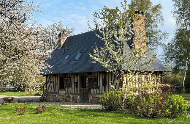 L'Ancienne Écurie with fireplace and garden: An Authentic and Friendly Escape