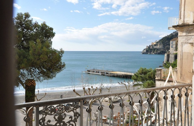 L'Ancora - Bright Sea front, Self Catering Apartment