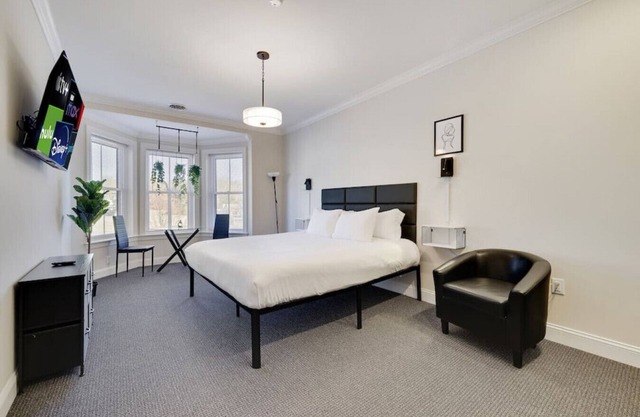 L306 · The Lack - Bay King Suite - B06