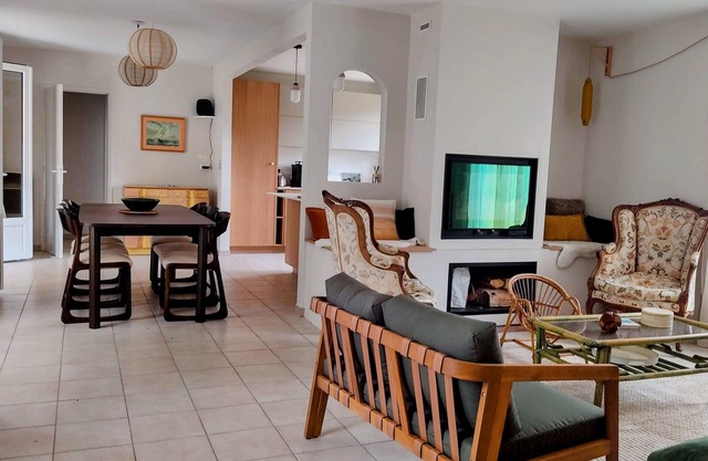 La Bavardelle: house for 10 people, 100 m from the beach, large garden