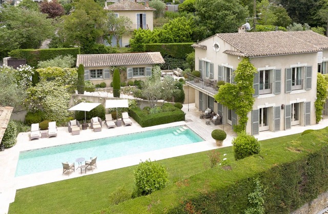 La Belle Vie - walking distance to village