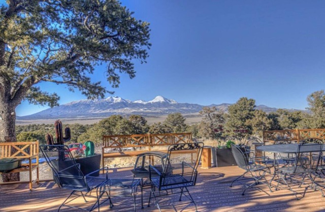 La Blanca Vista Lodge-Epic Mt. Blanca Views, Minutes from Mtn. Home Reservoir!