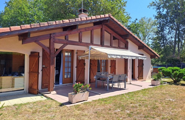 La Bouée Rouge: Landes house for 6 people: Lac de Léon, forest and ocean.