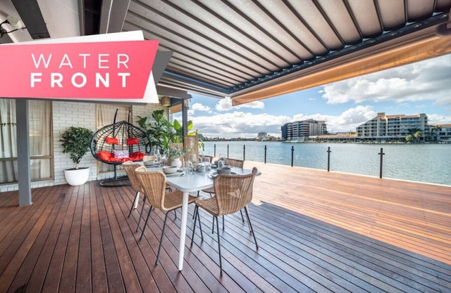 La Brisa - Waterfront Family Home, Beach, WiFi