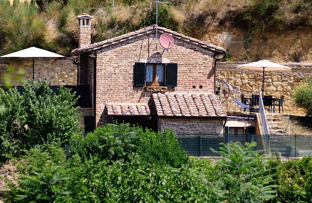 La Casina Toscana- near center, independent w/ garden, wi-fi ,air cond.& parking