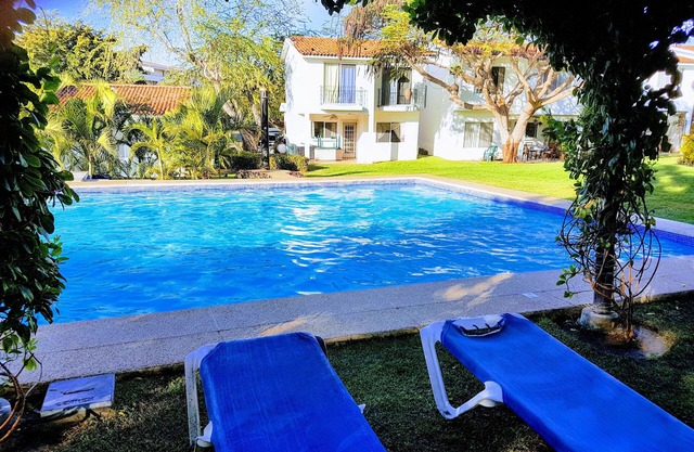 La Cruz de Huanacaxtle, Walking to the beach