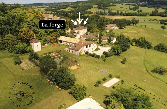 "La Forge" typical Quercy house with view of the hills